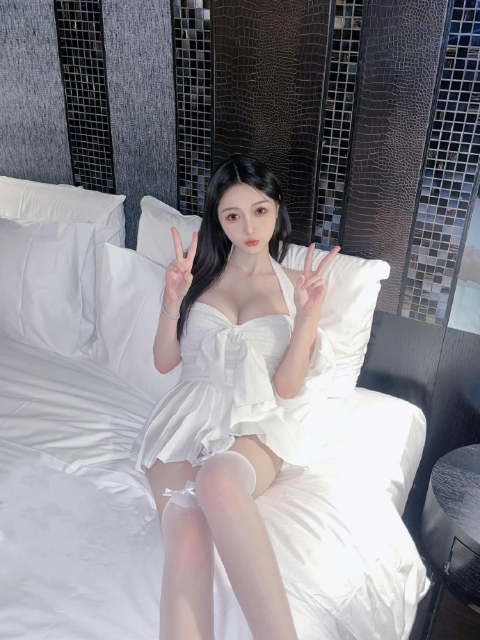 微博美女：这床好软，一定很舒服吧