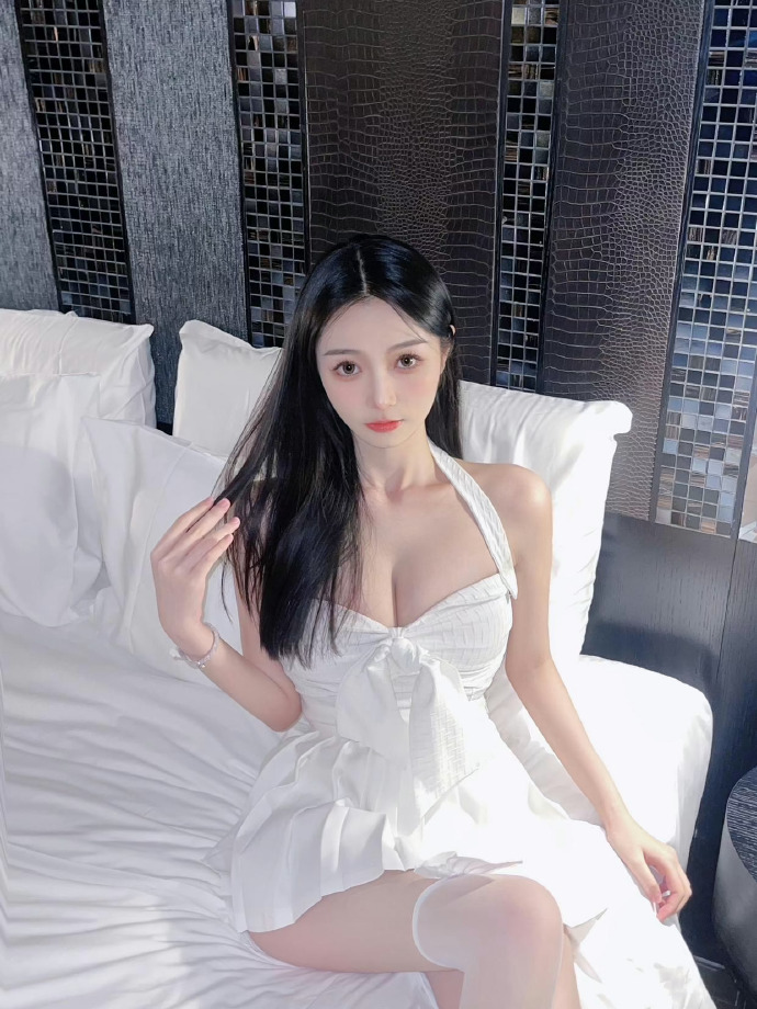 微博美女：这床好软，一定很舒服吧