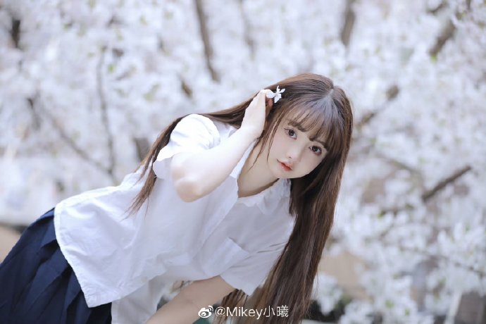 微博美女：樱花少女摄影：@Mikey小曦 出镜：@兰幼金 