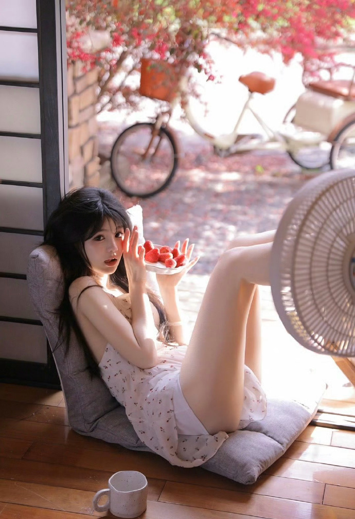 微博美女：小哥吉吉 - 盛夏@邹邹邹邹同学 cs：@小哥吉吉 小哥吉吉