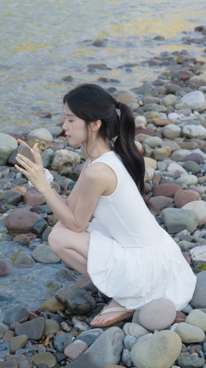 微博美女：夏天日落前的河边吹着凉凉的风好舒服