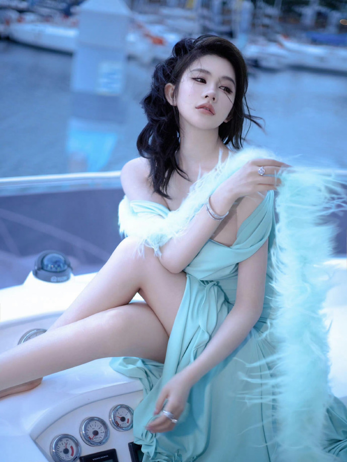 微博美女：小哥吉吉 - 游艇⛵cs：@小哥吉吉 