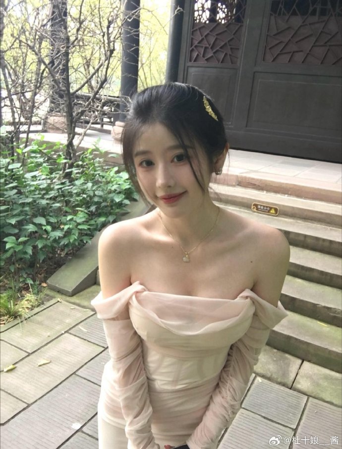 微博美女：欢乐谷__桃花 - 人间值得，我和学妹更值得